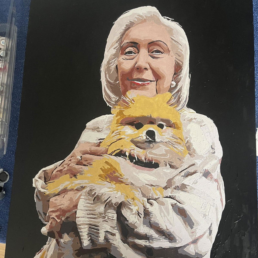 Retrato pintado por una clienta: una abuela con su perro en brazos