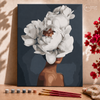 Mulher com flor branca   -  Pintar Números®