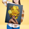 Mujer con flor amarilla -  Pintar Números®