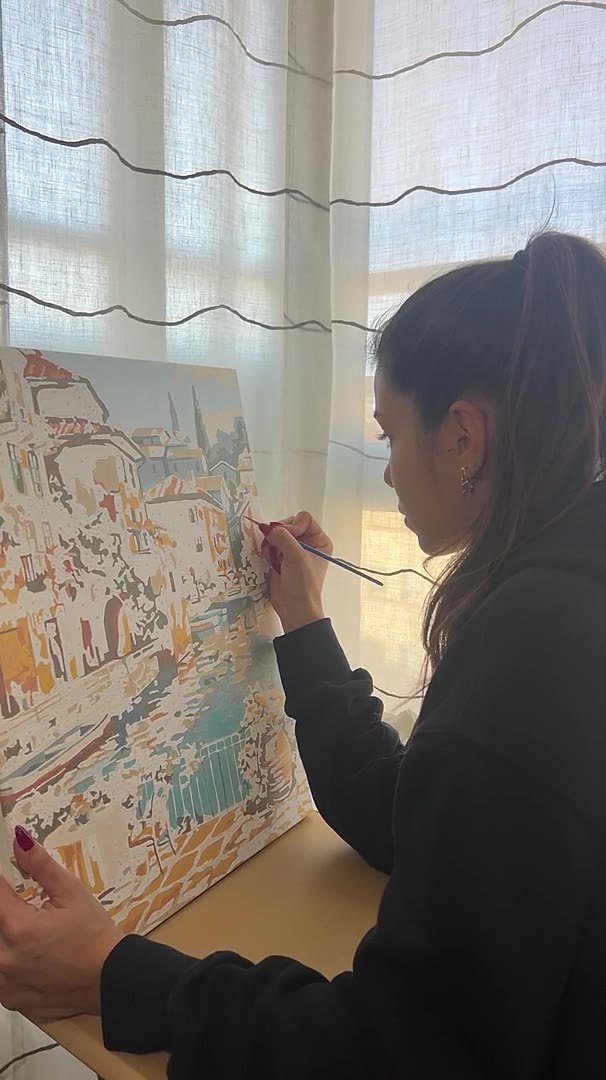 Clienta pintando su lienzo junto a la ventana