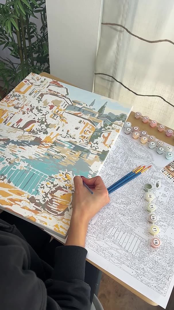 Lienzo a medio pintar con las pinturas numeradas