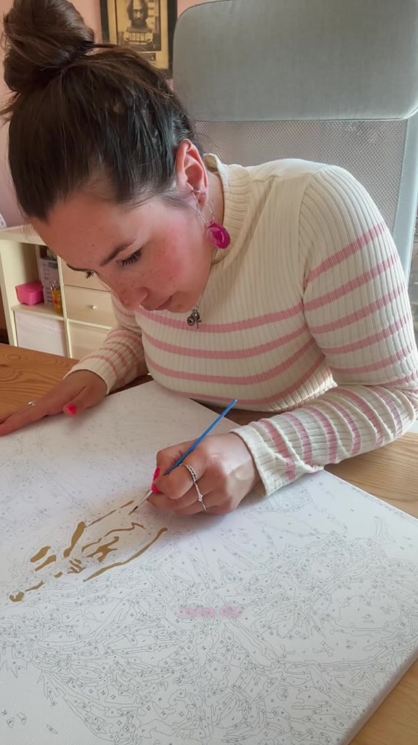 Clienta concentrada pintando su lienzo