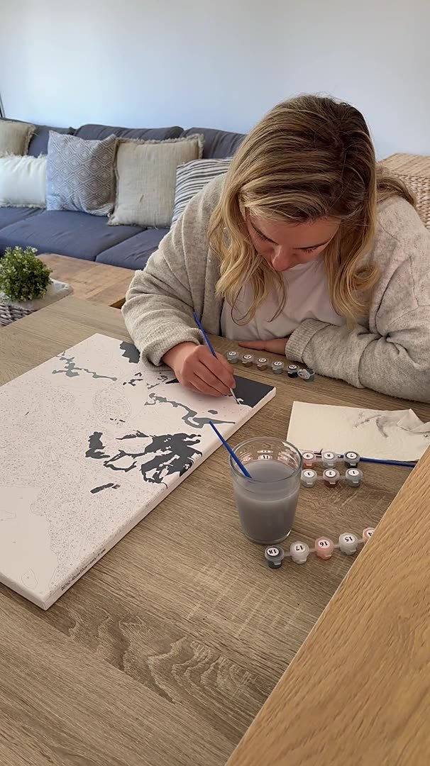 Clienta pintando en la mesa del salón