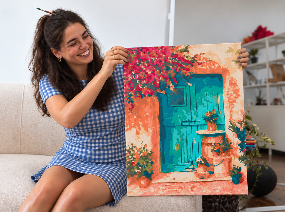 Júlia, cofundadora de Pintar Números, enseñando un cuadro pintado por números